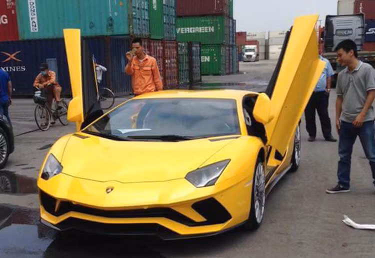 Trong số những siêu xe về Việt Nam nửa đầu 2017, mẫu xe "khủng" nhất là Lamborghini Aventador S, được nhập chính hãng bởi Lamborghini Việt Nam. Như vậy, mẫu xe này đã xuất hiện ở Việt Nam khá sớm khi về nước vào ngày 20/5 - 6 tháng sau khi ra mắt Thế giới lần đầu tiên. Là bản nâng cấp của Aventador, Aventador S sở hữu ngoại hình mới mẻ hơn.
