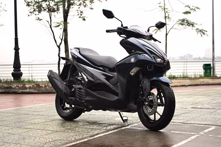 Được bán ra lần đầu tại Việt Nam vào cuối năm 2016, dòng xe tay ga thể thao NVX của Yamaha vốn có 2 phiên bản đều được trang bị động cơ BlueCore 155 cc. Vào đầu tháng 3/2017, Yamaha Việt Nam đã tiếp tục công bố phiên bản Yamaha NVX 125 với động cơ dung tích nhỏ hơn, nhưng có gần như đầy đủ các trang bị của phiên bản 155 cao cấp nhất.