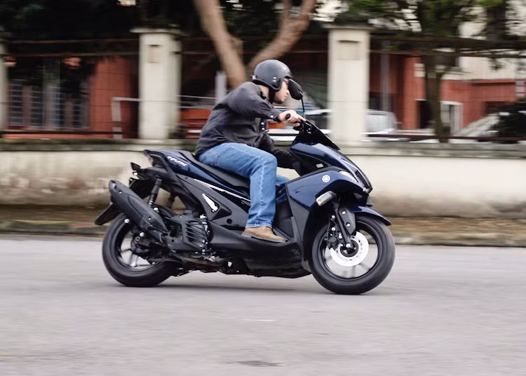 Kết hợp với động cơ mạnh, có thể nói NVX 125 hiện đang là mẫu xe tay ga có cảm giác lái thể thao nhất trong phân khúc tầm trung. Tuy nhiên, cũng giống như phiên bản 155, phuộc sau vẫn tiếp tục là một nhược điểm trên NVX 125. Ngay cả khi đi 1 người, những rung động từ mặt đường cũng được truyền lên phần mông và đùi người lái khá rõ. Người ngồi sau cũng sẽ cảm giác chiếc xe không êm ở tốc độ thấp.