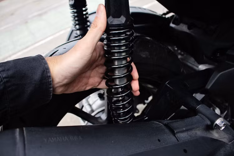 Khi chạy 1 người qua các địa hình hiểm trở như gò hay hố lớn ở tốc độ từ 40 km/h trở lên, xe phát ra tiếng kêu khá lớn do phuộc nhún hết hành trình. Trong khi đó, tình trạng lò xo chạm vào thành phuộc gây ra tiếng kêu "rẹt rẹt" khi tải nặng và chạy trên đường xấu là điều có thể xảy ra, do lò xo phuộc của NVX quá mềm.