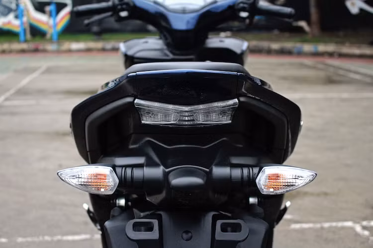 Theo phong cách xe thể thao, phần đuôi của NVX 125 được vuốt nhọn và và cao về phía sau, đem lại cho chiếc xe kiểu dáng dễ khiến những chàng trai trẻ phải "xiêu lòng". Mặc dù vậy, phần đuôi cao sẽ khiến người ngồi sau khó leo lên xe hơn. Ngoài ra, nhiều người dùng cũng cho rằng đuôi ngắn khiến cho NVX dễ bị bắn bẩn hơn khi đi trên đường ướt.