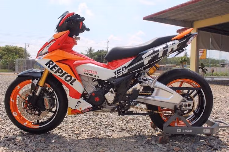 Sau Yamaha Exciter 150, Honda Winner 150 đã dần trở thành một trong những dòng xe số thường xuyên được độ "dàn chân khủng" từ môtô phân khối lớn nhất. Gần đây, một biker Tây Ninh đã hoàn thành xong bản độ Winner mới với cặp mâm bản lớn cùng một số phụ tùng nâng cấp cũng được lấy từ các dòng siêu môtô.