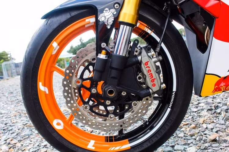Chủ xe đã lựa chọn cặp mâm 3 cánh chữ Y vốn thuộc về mẫu sportbike Kawasaki Ninja ZX-6R cho chiếc Winner của mình. Bên cạnh đó, 2 đĩa phanh của Kawasaki cũng được chuyển sang cho Winner, đi kèm cặp heo Brembo M4.