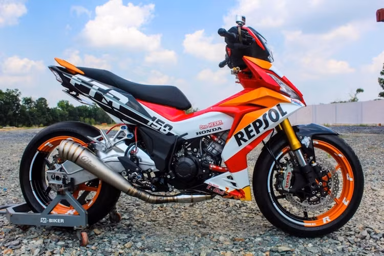Hệ thống phanh trước được hoàn thành với tay phanh Brembo, trong khi tay côn nguyên bản được thay bằng tay CRG. Với dàn số gảy Lightech và pô GP, chiếc Winner càng có kiểu dáng giống xe đua hơn. Ở phía sau, để có thể lắp được mâm lớn từ Kawasaki ZX-6R, bộ gắp nhôm từ BMW S1000RR đã được chế vào chiếc xe.