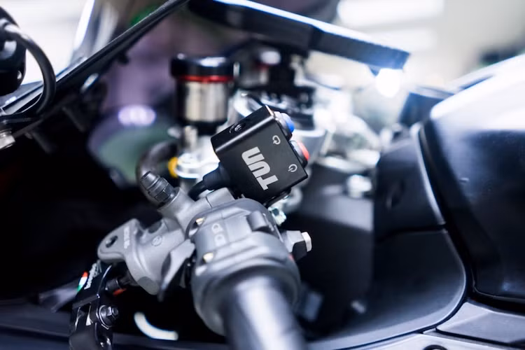 Khu vực tay lái của xe cũng hội tụ nhiều chi tiết nâng cấp như cùm côn Brembo RCS 16, cùm phanh Brembo RCS 19, cặp bình dầu titan AEM và bảo vệ tay phanh của Lightech.
