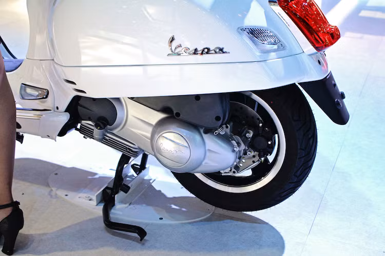 Cung cấp sức mạnh cho Vespa GTS 300 Super 2017 là khối động cơ 4 kỳ xi-lanh đơn SOHC 4 van làm mát bằng chất lỏng, với dung tích thực 278 cc nhờ trái đường kính 75 mm và khoảng hành trình 63 mm. Kết hợp hộp số vô cấp và hệ thống phun nhiên liệu điện tử, chiếc xe đạt công suất tối đa 22 mã lực và mô-men xoắn cực đại 22,3 Nm.