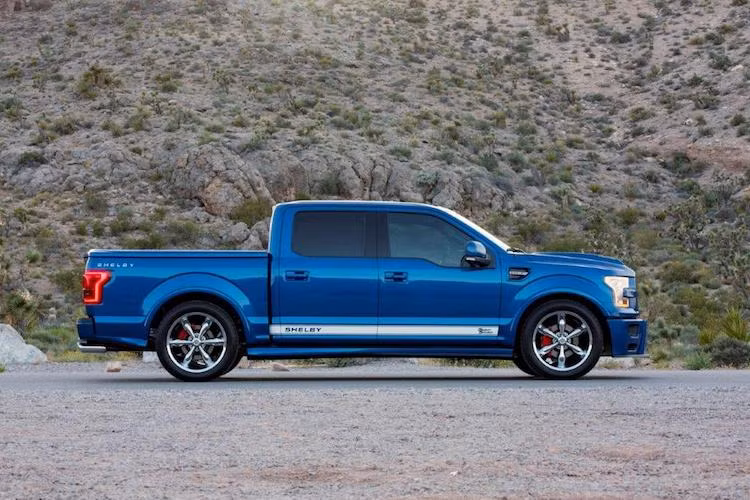 Đã có nhiều năm kinh nghiệm trong việc độ những chiếc Mustang, Shelby đã tiến hành "chế cháo" F150 theo cách quen thuộc của hãng. Ngay từ cái nhìn đầu tiên, Shelby F150 Super Snake đã gây ấn tượng bởi những nét đặc trưng của Shelby như màu xanh dương cùng các sọc trắng chạy dọc thân xe.