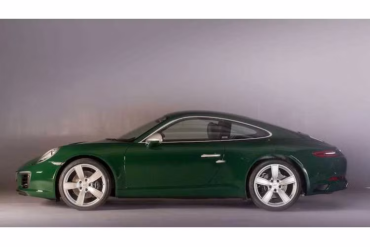 Giống như thế hệ 911 đầu tiên được sản xuất cách đây nửa Thế kỷ, chiếc xe thứ 1 triệu được sơn màu xanh lá Irish Green. Đây là màu sắc chỉ có thể đặt hàng từ năm 1965. Nằm ở phía trên cột B của chiếc xe là một logo nhỏ đánh số thứ tự 1.000.000, nói lên ý nghĩa đặc biệt của phiên bản này.