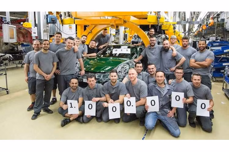 Được sản xuất lần đầu từ năm 1963, siêu xe Porsche 911 ngày nay đã trở thành một "tượng đài" trong Thế giới xe thể thao và là dòng xe mang tính "biểu tượng" đối với Porsche. Trải qua tổng cộng 6 thế hệ và 54 năm liên tục được sản xuất, chiếc siêu xe Porsche 911 thứ 1 triệu vừa được "ra lò" tại nhà máy của Porsche ở Zuffenhausen - Đức vào ngày 12/5/2017.