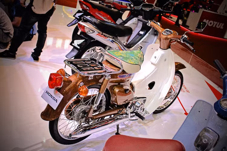 Sau khi được phục chế lại hoàn toàn bởi Honda Việt Nam, chiếc Super Cub 50 "đầu vênh máy cánh" không chỉ về trạng thái mới như "đập thùng", mà còn trông ấn tượng hơn so với xe nguyên bản nhờ các chi tiết mạ bóng loáng, màu sơn cùng yên xe đẹp mắt hơn.