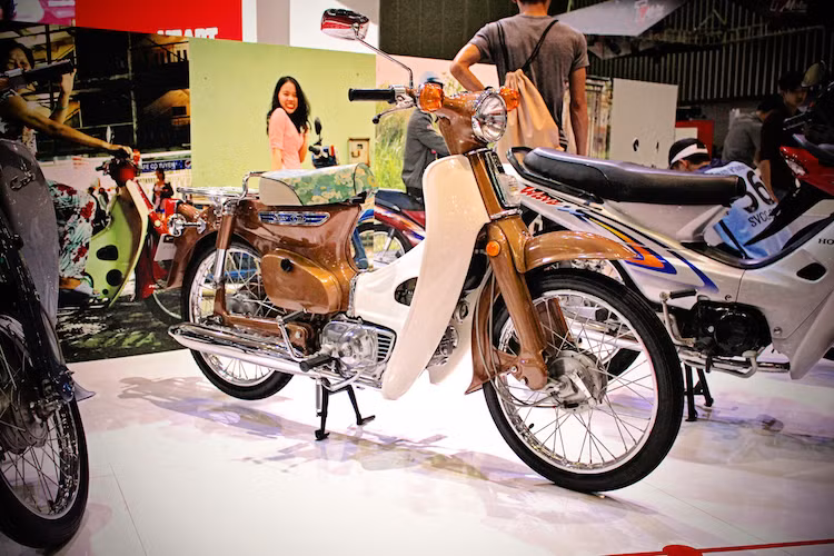 Tại triển lãm xe máy Việt Nam 2017, Honda đã dành riêng một khu vực trưng bày đặc biệt để "khoe" những mẫu xe số phổ thông đã trở thành "biểu tượng" của hãng ở nước ta. Trong dàn xe này có một chiếc Honda Super Cub 50 (hay còn được gọi là Cub 79 hay Cub "đầu vênh máy cánh"), đã được Honda Việt Nam phục chế lại như mới.
