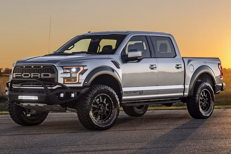 Ở dạng nguyên bản, bán tải Ford F150 Raptor vốn đã là một trong những mẫu bán tải hiệu năng "khủng" nhất hiện đang được sản xuất. Tuy nhiên đối với hãng độ xe "cơ bắp" nổi tiếng Hennessey của Mỹ, công suất 450 mã lực và ngoại hình của Raptor vẫn còn quá "hiền". Chính vì vậy, hãng đã tung ra gói các trang bị nâng cấp mới cho chiếc xe với tên gọi Velociraptor.