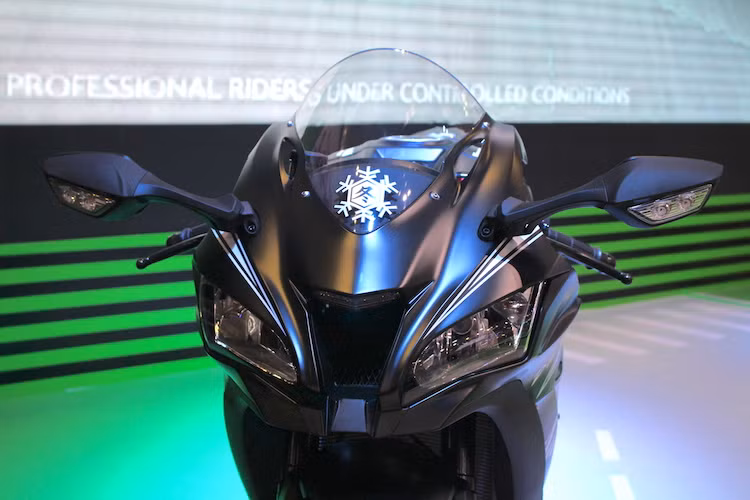 Là bản nâng cấp của chiếc siêu môtô ZX-10R thế hệ mới, Kawasaki Ninja ZX-10RR đã được cải tiến một loạt các chi tiết để tiến tới gần hơn cấu hình của một chiếc xe đua chuyên nghiệp tại giải World Superbike Championship (WSBK). 2 chữ RR trong tên gọi của xe mang ý nghía "Race Ready"- sẵn sàng để đua. Về ngoại hình, Ninja ZX-10RR có thiết kế gần như không thay đổi so với phiên bản thường.