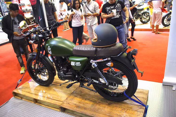 Với động cơ 250 cc, những chiếc Braaap ST250 được định giá cao hơn hẳn Brixton - khoảng 100 triệu đồng. Mặc dù có nguồn gốc thực sự từ Trung Quốc nhưng tại triển lãm VMCS 2017, đại diện của Braaap đã nói rằng những chiếc xe của hãng có các phụ tùng "được sản xuất tại Úc" và "lắp ráp tại Thái Lan".