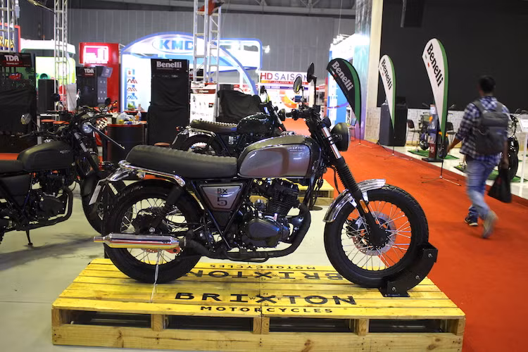 Mỗi dòng xe này lại tiếp tục được chia thành 3 phiên bản khác nhau là Classic, X (Scrambler) vả R (cafe racer). Chúng đều sở hữu kiểu dáng cổ điển; đồng thời được trang bị chung một nền tảng khung, động cơ, hộp số, phanh và vành. Một số chi tiết khác cũng được sử dụng chung như đồng hồ, đèn pha chóa tròn LED phía trước...