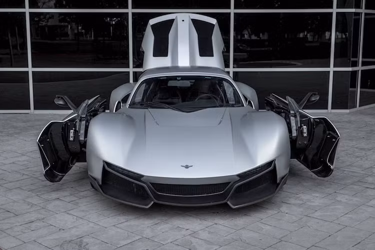 Ở bên dưới lớp vỏ, chiếc xe cũng đã sử dụng chassis khác biệt so với các dòng Beast khác, có nguồn gốc từ hãng xe Anh Lotus thay vì từ chiếc Ariel Atom như trước đây. Với chassis hoàn toàn bằng nhôm và thân xe bằng sợi carbon, Beast Alpha vẫn giữ lại được trọng lượng siêu nhẹ - đặc tính của các dòng xe do Rezvani sản xuất.