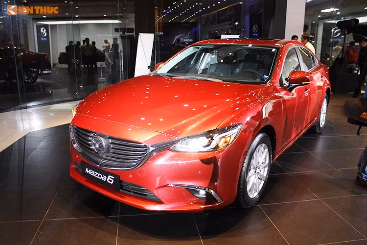 Ngay từ tháng 1/2017, liên doanh THACO Mazda đã nhanh chóng ra mắt chính thức tại Việt Nam phiên bản 2017 của mẫu sedan hạng D cỡ trung Mazda 6 - không lâu sau khi dòng xe này chính thức bán ra tại Mỹ. So với phiên bản cũ, Mazda 6 2017 gần như giống y hệt bản cũ ở ngoại thất khi chỉ được nâng cấp rất nhỏ ở một số chi tiết.