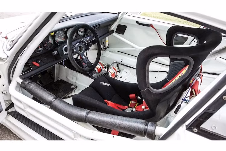Ở bên trong nội thất, 911 GT2 Evo cũng hoàn toàn vắng bóng các trang bị tiện nghi, không có các tấm cách âm hay bọc nội thất. Toàn bộ cabin chỉ có sự hiện diện của chiếc ghế đua với dây đai 4 điểm, bảng táp-lô, dàn khung thép gia cường và vô-lăng. Thậm chí xe còn không có cả vị trí ngồi cho ghế phụ, thay vào đó 2 bình cứu hỏa tự động đã được lắp ở đây.