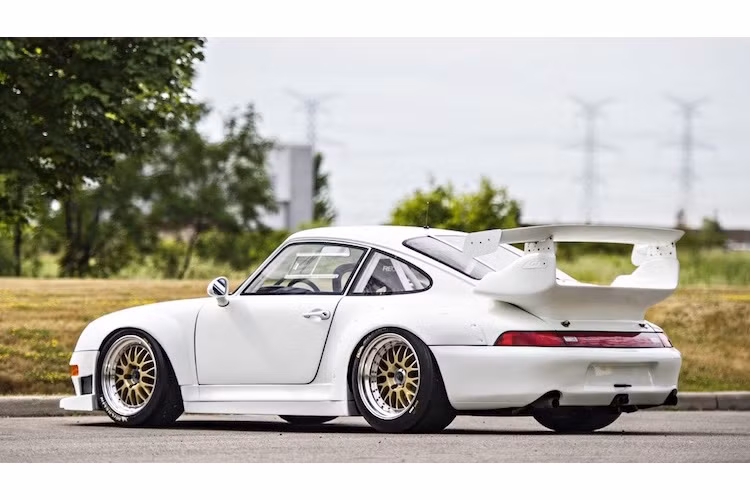 So với những chiếc 911 GT2 thường, 911 GT2 Evo về cơ bản là một chiếc xe đua đường phố với bộ widebody đặc biệt, các vòm bánh xe nới rộng và cánh đuôi phía sau cực lớn, giống y hệt những chiếc GT2 tham gia vào các giải đua. Ngoài ra, chiếc xe còn có bộ mâm BBS khóa trung tâm kèm lốp Michelin không vân cực bám đường.