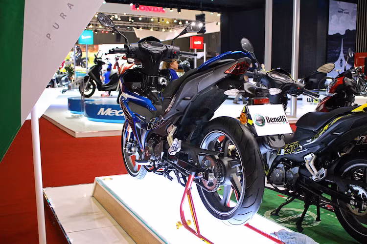 Hiện tại, Benelli chưa công bố giá bán RFS 150i tại Việt Nam. Tuy nhiên nếu như được định giá cao hơn mức từ 35 - 37 triệu, chiếc xe sẽ rất khó để có thể cạnh tranh với 2 đối thủ từ Honda và Yamaha do thương hiệu không "nổi" bằng. Tại thị trường gần Việt Nam nhất là Malaysia, mẫu xe này có giá khởi điểm khoảng 1680 USD (Tương đương 38 triệu đông).