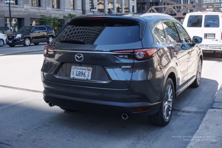 Từ những hình ảnh này có thể thấy phía sau của Mazda CX-8 khá giống với "đàn anh" của mình là CX-9. CX-8 vẫn thừa hưởng ngôn ngữ thiết kế Kodo ở ngoại thất. Xe có kích thước dài 4.900 mm, rộng 1.840, cao 1.730 mm, chiều dài cơ sở 2.930 mm.