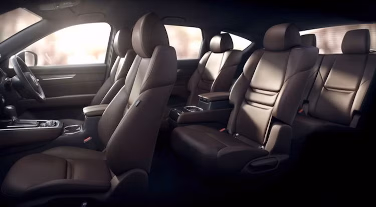 Mazda CX-8 có loại 6 ghế và 7 ghế với thiết kế ôm người ngồi và được bọc da cao cấp.