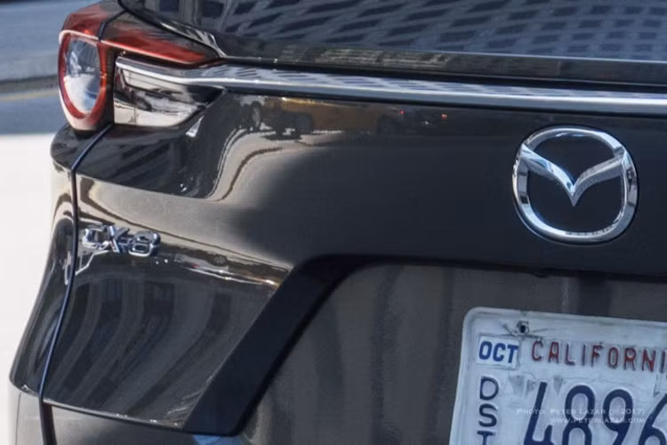 Cụm đèn hậu vót nhọn thon gọn được nối liền bằng thanh nẹp crom sáng bóng. Phía dưới là dòng chữ tên xe - CX-8. Đáng tiếc, trong số những hình ảnh này lại không có hình ảnh của phần đầu xe.