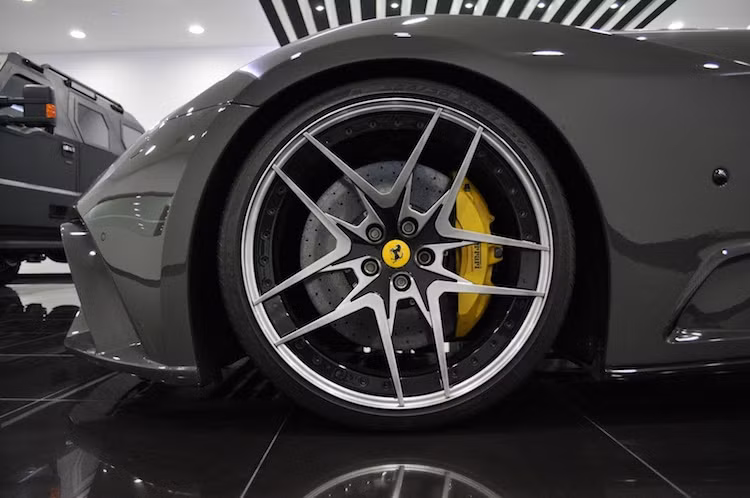 Với bộ widebody mới, phần đầu xe đã rộng hơn tới 7 cm và đuôi xe rộng hơn 14 cm. Bộ mâm xe được thay bằng loại mâm truyền thống của Novitec Rosso với kích thước 21 inch cho bánh trước và 22 inch cho bánh sau.