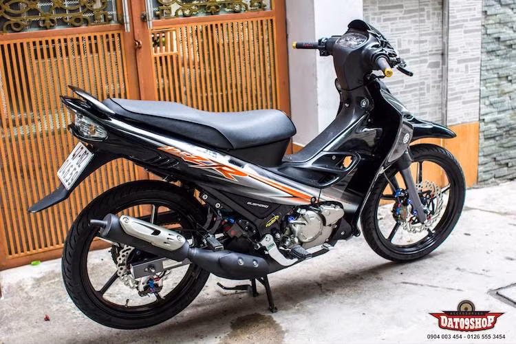 Chỉ được độ lại các chi tiết nằm ở hai bánh xe, nhưng ước tính một biker Đăk Lăk đã phải bỏ ra số tiền lên tới hàng chục triệu đồng cho chiếc xe côn tay 2 kỳ Yamaha 125ZR.