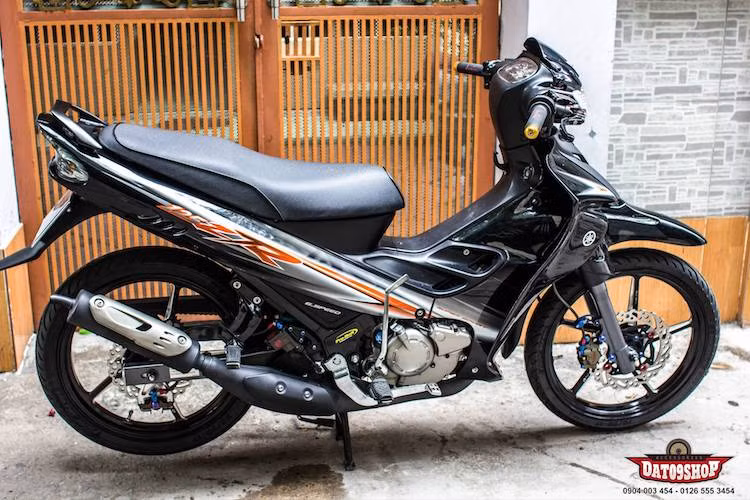 Là dòng xe "hot" trong giới chơi xe, mẫu xế nổ Yamaha 125ZR luôn được các biker độ lại. Yêu thích kiểu dáng nguyên bản của 125ZR, mới đây một người chơi xe tại Đăk Lăk đã hoàn thành một bản độ từ mẫu xe này, tập trung hoàn toàn vào "dàn chân" với những phụ tùng "hàng hiệu".