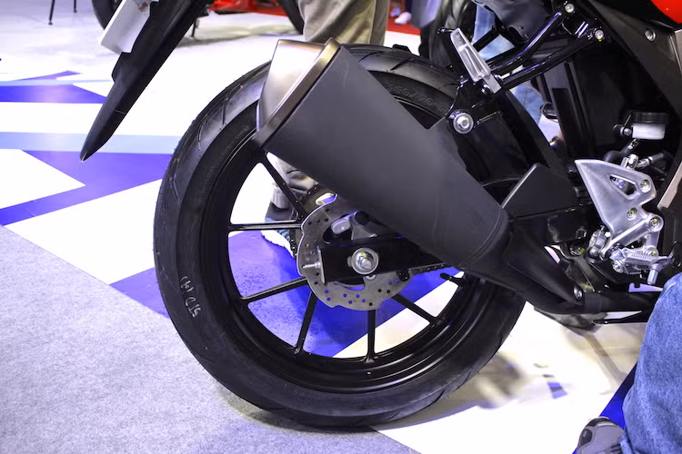 Ở phía sau, GSX-R150 có lốp lớn 130/70/17. Tuy nhiên do được trang bị cặp mâm 5 cánh chữ Y với bản mâm hẹp nên cả lốp trước và sau của xe không "nở", khiến GSX-R150 trở nên nhỏ gọn hơn nhưng không "ngầu" như những mẫu xe bánh lớn. Hệ thống xả của xe có pô kích thước khá lớn và được tiêu âm triệt để.