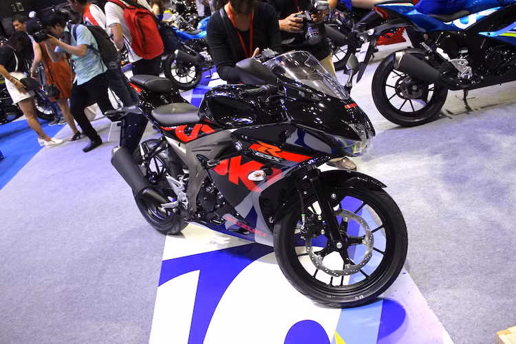 Xuất hiện lần đầu với phiên bản GSX-R125 dành cho thị trường châu Âu, mẫu xe môtô Suzuki GSX-R150 đã được ra mắt tại Indonesia vào cuối năm ngoái. Với sự ra mắt của Suzuki GSX-R125 và Suzuki GSX-R150, lần đầu tiên sau 32 năm dòng sportbike GSX-R đã có một phiên bản phân khối nhỏ.