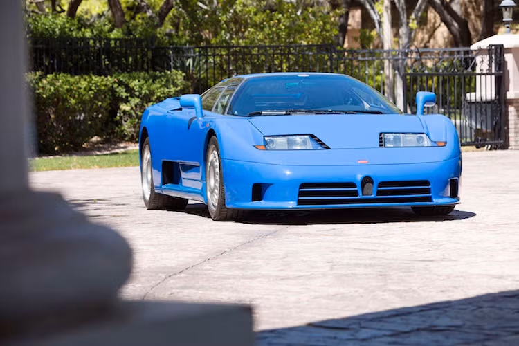 Bugatti EB110 được ra mắt vào ngày 15/9/1991 - đúng 110 năm sau ngày ngài Ettore Bugatti - người sáng lập ra hãng siêu xe Pháp này qua đời. Được "chấp bút" bởi nhà thiết kế huyền thoại Marcello Gandini và hoàn thiện bởi Giampaolo Benedili, EB110 là một trong những siêu xe "khủng" nhất Thế giới vào đầu thập niên 90.