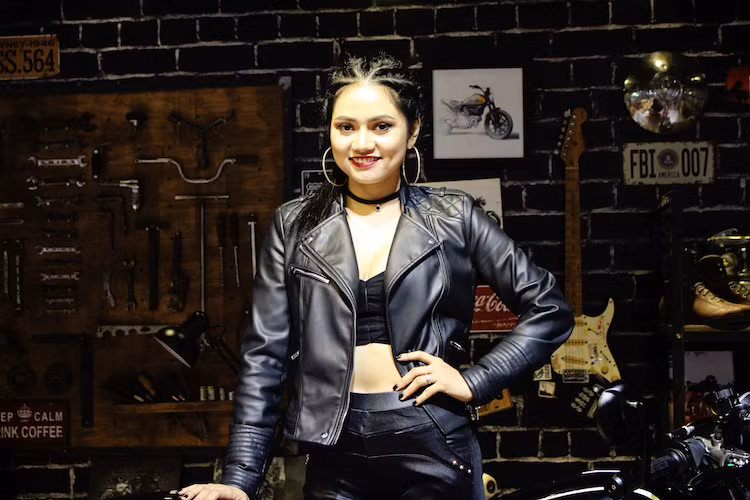 Trong khi đó, dòng xe hoài cổ Scrambler có một khu trưng bày riêng với không gian đậm chất "bụi bặm". Chính vì vậy, mỗi người mẫu lại trông như một "biker" thực thụ với trang phục da hoặc áo phông năng động.