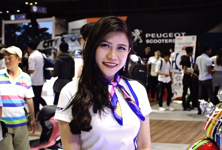 Bên cạnh những người mẫu, các nữ tiếp viên tại Yamaha cũng có trang phục và vẻ đẹp giản dị nhưng đầy quyến rũ.