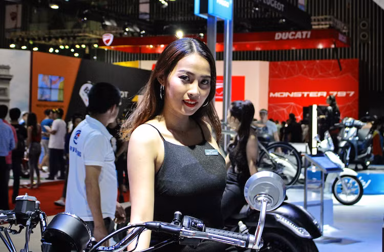 Một người mẫu khác của Moto Guzzi trong bộ váy sang trọng, tạo thêm điểm nhấn cho chiếc cruiser Audace carbon.
