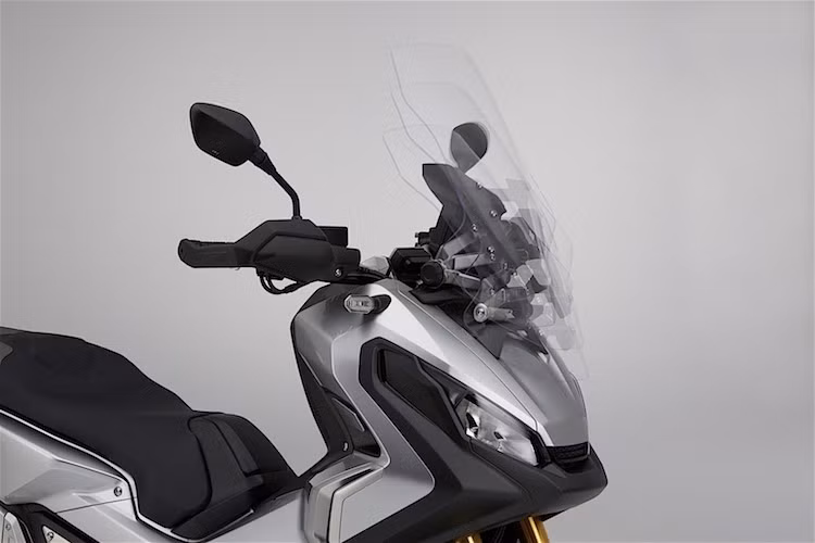 X-ADV được thiết kế góc cạnh, khỏe khoắn. Phần đầu trước của xe có đèn pha kép dạng LED và 2 xi-nhan LED nhỏ ở gần tay lái. Là một mẫu xe địa hình adventure chuyên nghiệp, X-ADV được trang bị kính chắn gió cao và có khả năng điều chỉnh tự do ở phía trước.