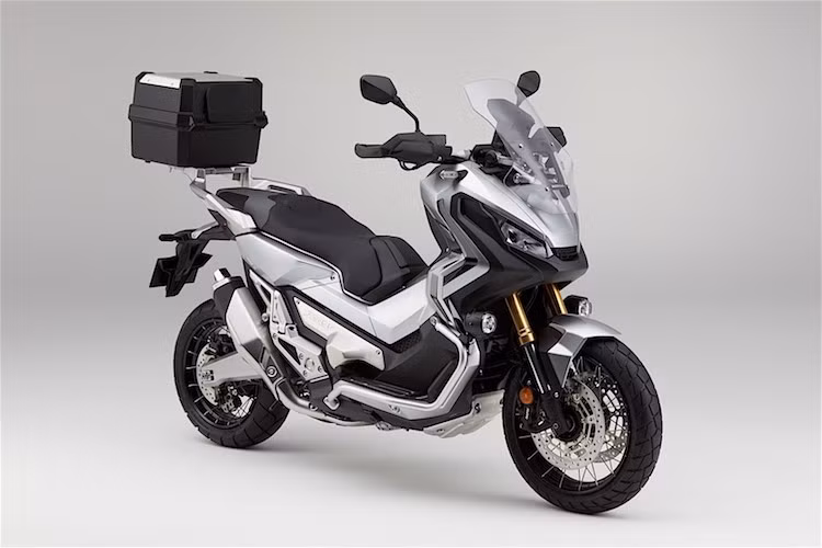 Bên cạnh việc bán xe, hãng xe máy Honda cũng sẽ cung cấp một loạt phụ kiện dành cho mẫu xe tay ga X-ADV để biến chiếc nó thành "xế phượt" chuyên nghiệp như khung chống đổ hai bên thân, đèn LED chiếu sáng tăng cường và thùng đồ phía sau.