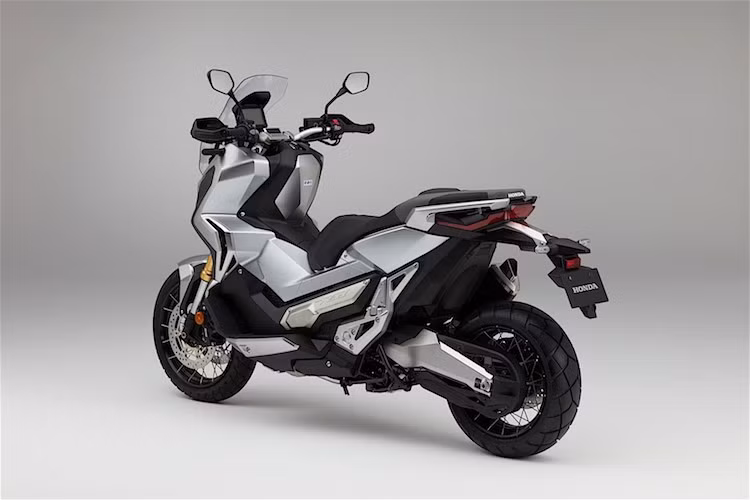 Honda X-ADV sẽ được bán với 4 màu là xám nòng súng, bạc, đỏ HRC và trắng HRC. Tại Nhật, mức giá khởi điểm của mẫu xe tay ga "phượt" độc đáo này là 1,209 triệu Yen (tương đương 246,4 triệu đồng).
