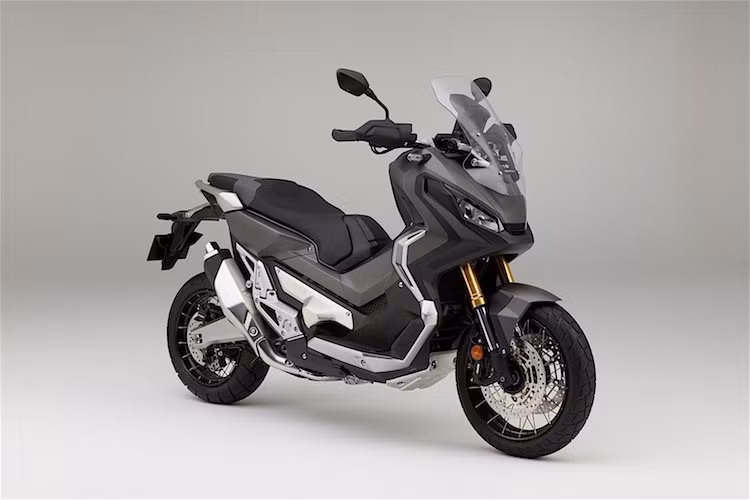 Cách đây 2 năm, hãng xe máy Honda đã từng ra mắt một mẫu xe ý tưởng khá độc đáo với tên gọi ADV Concept, có kiểu dáng tay ga (scooter) nhưng lại đồng thời "lai" những đặc tính của một mẫu xe địa hình đường trường (adventure). Tới triển lãm EICMA 2016, phiên bản thương mại của chiếc xe tay ga Honda X-ADV đã chính thức xuất hiện.