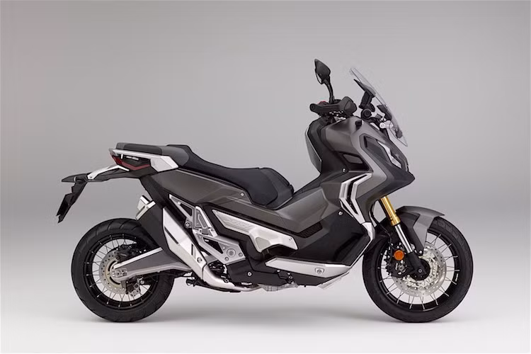 Những mảng thân xe vuông vức, góc cạnh khiến cho X-ADV trông cực "ngầu" và khỏe khoắn khi nhìn từ phía hai bên thân xe. Với màu sơn bạc hoặc xám, X-ADV trông như vừa "tới từ tương lai" hay bước ra từ một bộ phim khoa học viễn tưởng. Tuy nhiên, trọng lượng của X-ADV khá nặng, lên tới 238 kg.