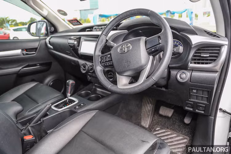 Dựa trên phiên bản Hilux 2.4 2GD-FTV tại thị trường Malaysia, Hilux TRD cũng có ghế lái chỉnh điện 8 hướng, nội thất bọc da, khởi động không cần chìa, hệ thống thông tin giải trí Toyota Link với kết nối Bluetooth, nhận dạng giọng nói và định vị vệ tinh. "Dấu ấn" TRD được thể hiện ở cần số.