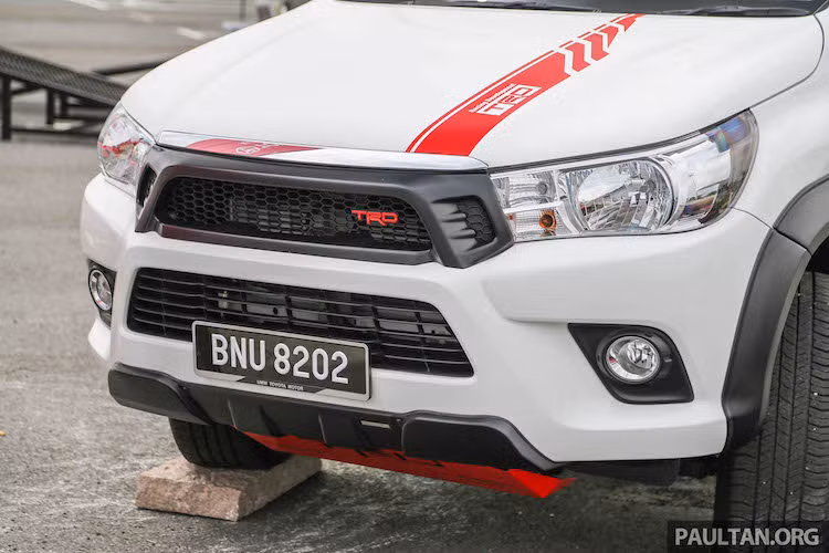 Phiên bản Hilux 2.4 2GD-FTV TRD được trang bị động cơ diesel tăng áp 4 xi-lanh thẳng hàng, có công suất tối đa 147 mã lực và mô-men xoắn cực đại 343 Nm. Đi kèm với động cơ này, hộp số tự động của Hilux cũng đã được thay mới, nâng từ 5 thành 6 cấp.