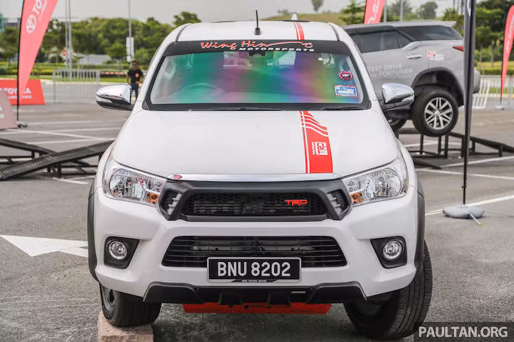So với phiên bản thường, Hilux TRD đã có lưới tản nhiệt mới màu đen mờ với logo TRD và ngoại hình đầy "cơ bắp", gợi nhớ về các dòng bán tải cỡ lớn từ Toyota và một số hãng xe Mỹ khác. Trong khi đó, bên dưới cản trước của xe là một tấm ốp nhôm chống va đập khi đi offroad được cắt chữ TRD. Gói phụ kiện cũng bổ sung thêm những dải decal trang trí dọc thân xe.