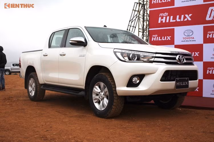 Tương tự như Yaris, dòng bán tải Hilux cũng chỉ có mức giảm 20 triệu đồng cho tất cả các phiên bản. Sau khi giảm giá, bản Hilux 2.4E 4x2 số sàn chỉ còn có giá 677 triệu đồng. Trong khi đó, 2 phiên bản 2.8G 4x4 số sàn và số tự đọng lần lượt có giá 786 và 850 triệu đồng. Trong phân khúc bán tải ở Việt Nam, Hilux chỉ có doanh số trung bình khá, dù người dân Việt rất chuộng thương hiệu Toyota nói chung.