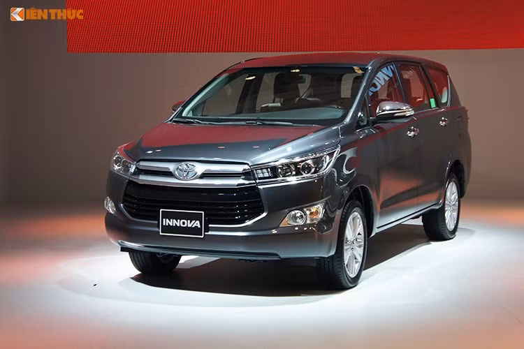 Một dòng xe khác cũng khá được ưa chuộng tại Việt Nam là Innova thế hệ mới có mức giảm khá đều trong khoảng 50 triệu đồng. Cụ thể hơn, bản 2.0V cao nhất của Innova giảm 55 triệu đồng, chỉ còn 940 triệu; trong khi các phiên bản 2.0E và G cũng giảm 50 triệu, còn 743 và 845 triệu đồng.