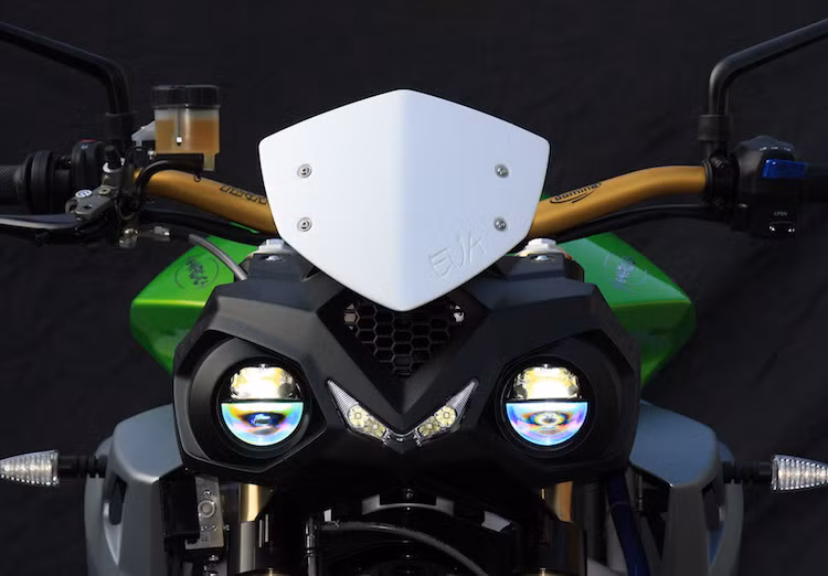 Về thiết kế, Energica Eva 2017 mới không có sự khác biệt so với phiên bản cũ. Với kiểu dáng theo phong cách naked bike hay streetfighter, chiếc xe được trang bị phần đầu với đèn pha kép tạo thành "bộ mặt" dữ dằn, cùng với ghi-đông cao của Domino thay vì tay lái dạng clip-on như "người anh em" sportbike Ego.