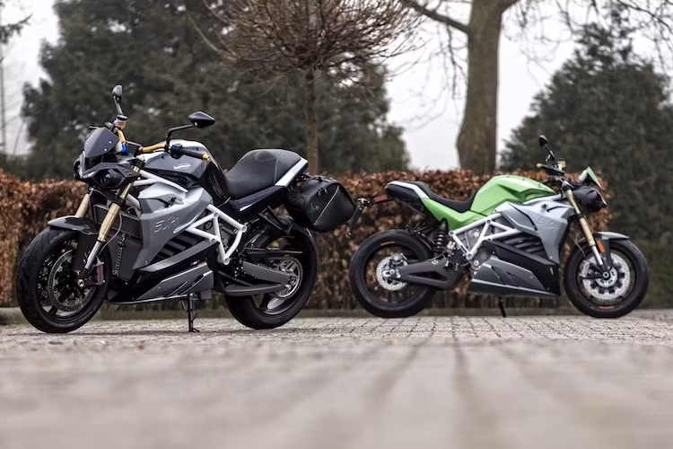 Tại thị trường Mỹ, một chiếc Energica Eva có giá khởi điểm 34.544 USD (tương đương 783,9 triệu đồng). Xe sẽ được bán kèm với chế độ bảo hành 3 năm đối với pin và có 3 tùy chọn màu sắc khác nhau.