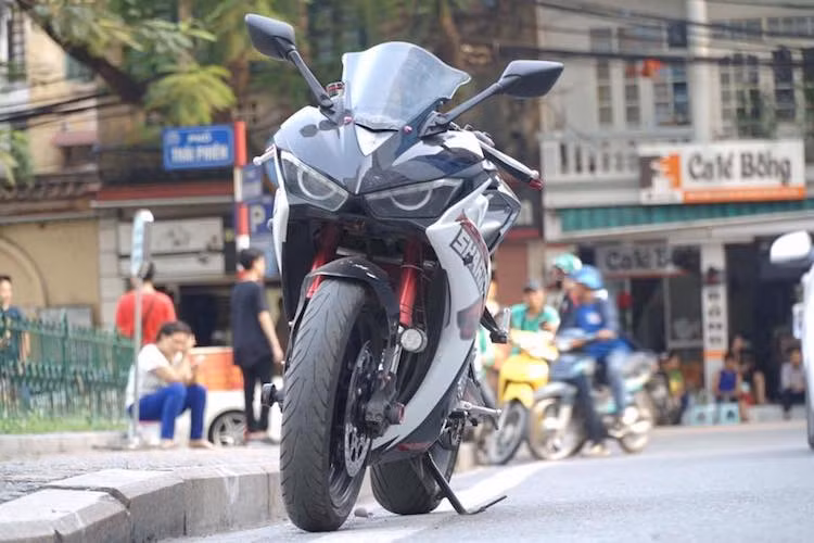 Toàn bộ "dàn chân" phía trước với cặp phuộc ống lồng nguyên bản của R25 đã được thay thế bằng phuộc USD cứng cáp hơn từ một mẫu xe phân khối lớn khác, kèm theo hệ thống phanh đĩa kép 4 piston. Để có thể bắt được thêm một đĩa vào bên trái, mâm độ với lỗ bắt đĩa 2 bên nhưng có kiểu dáng giống mâm nguyên bản đã được trang bị cho chiếc xe.