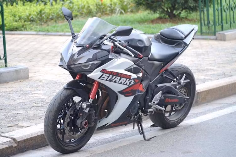Với một số phụ tùng mang phong cách các dòng super bike trên 600 cc, chiếc sportbike Yamaha R25 của một biker tại Hà Nội đã có vẻ ngoài ấn tượng hơn, cứng cáp hơn so với xe nguyên bản.